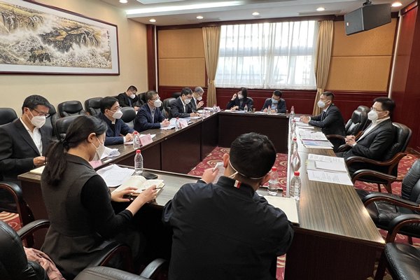 孫東(右一)向科學技術部副部長張廣軍(左三)介紹香港創新科技發展藍圖。 20230117185642336