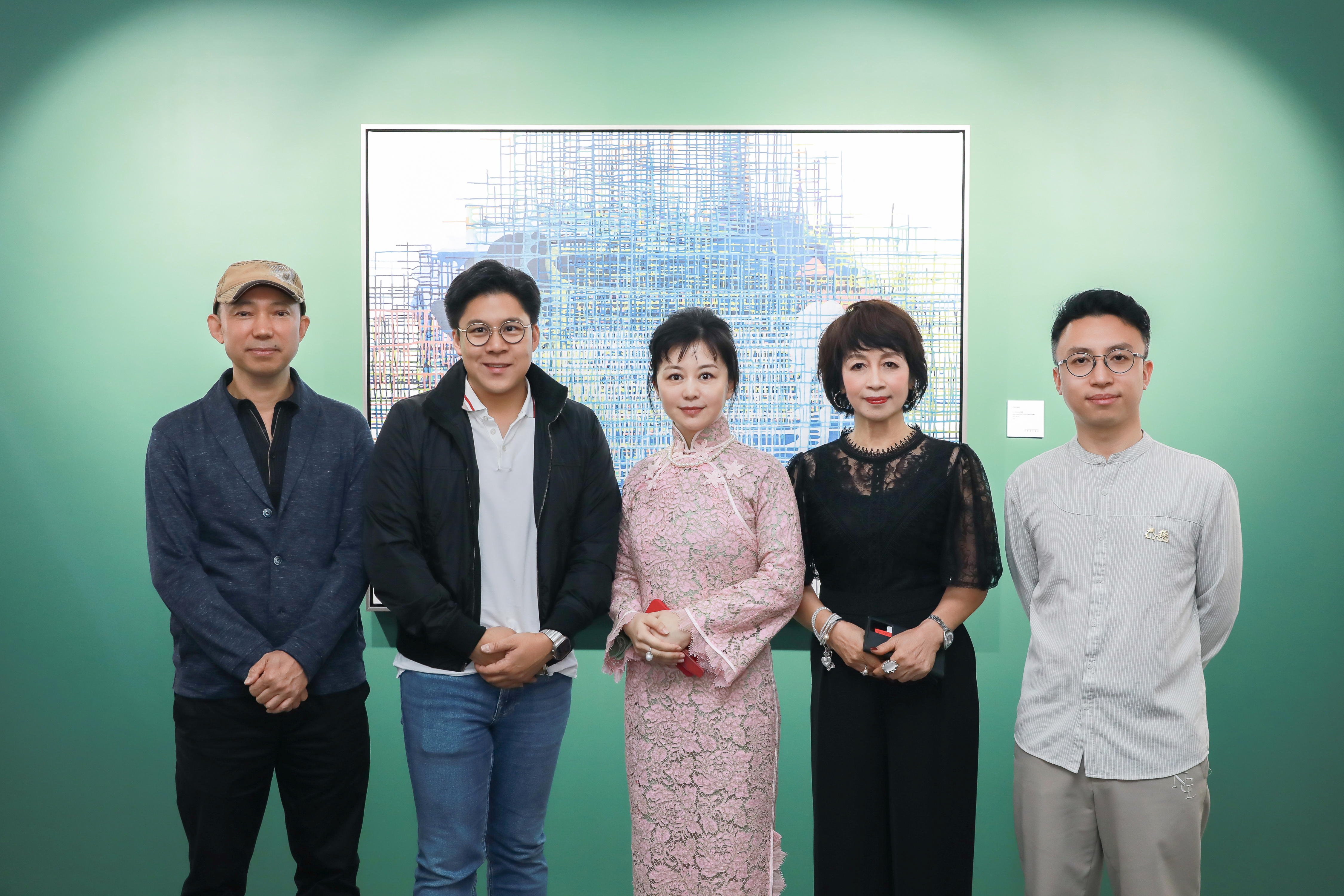 霍啓剛議員(左2)與藝術家徐晨陽(左一)、展覽藝術總監韓祺(正中)及天趣藝術總裁張朱宇博士(右2)、天趣藝術副總裁林秉瀚(右1)