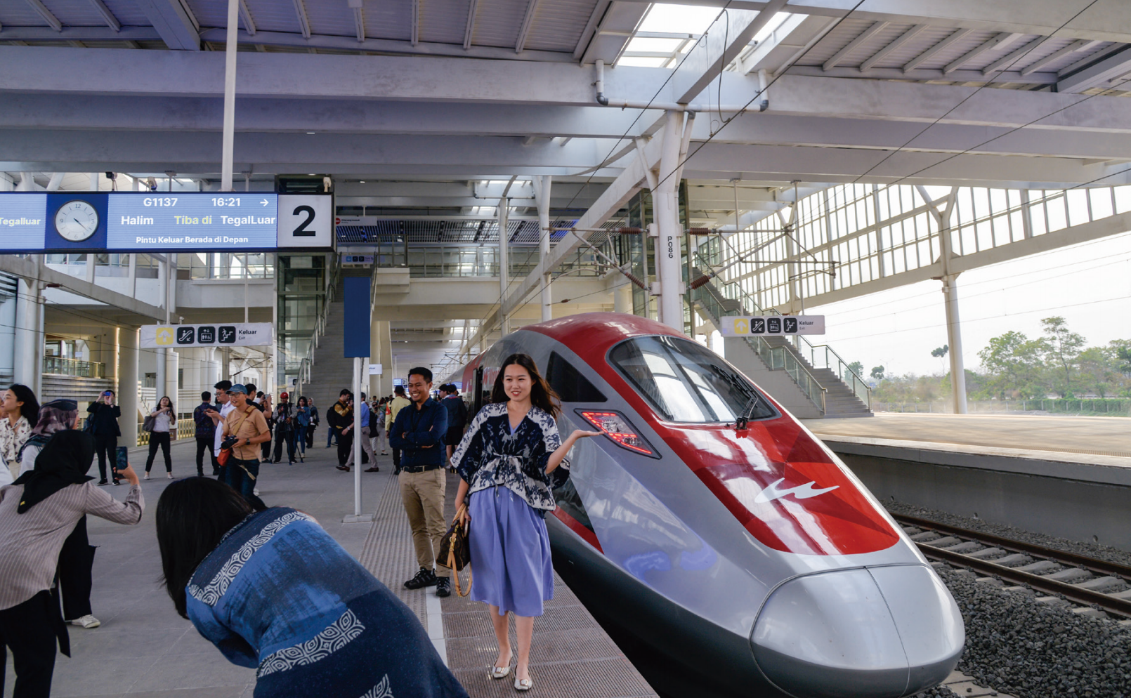 Passengers pose for photos with a high-speed train on the platform of Tegalluar Station of the Jakarta-Bandung High-Speed Railway in Bandung, Indonesia, Oct. 17 (from Xinhua) 截屏2023-11-02 上午11.22.20