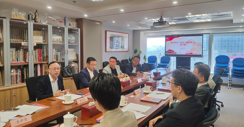 香港資助小學校長會名譽主席梁兆棠校長（左一）分享對香港現行教育制度的體會和期望