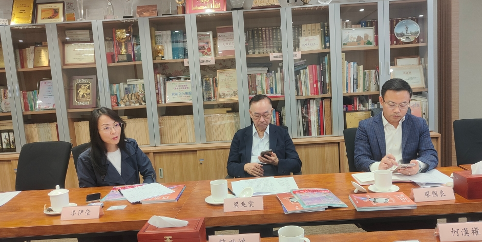 津貼中學議會主席李伊瑩校長（左一）分享教學和內地近年不斷創新的文旅體驗