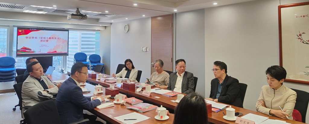 教育評議會主席蔡世鴻校長（右二）和副主席鄭家寶校長（右一）分別從小學科學課和家庭教育角度分享心得