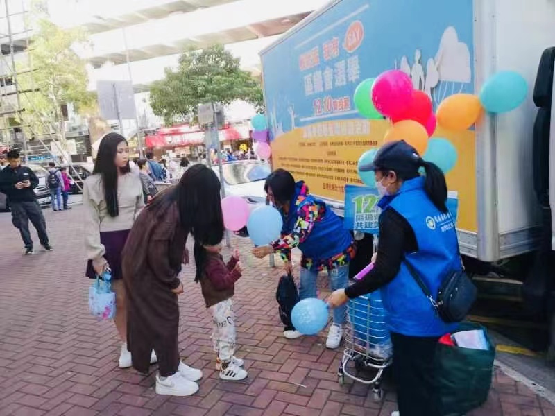 同鄉社團義工全港多區派發區選宣傳氣球 (1)