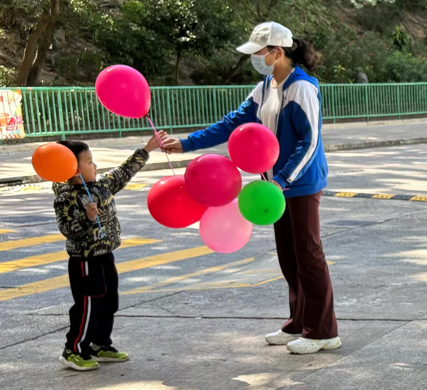 同鄉社團義工全港多區派發區選宣傳氣球 (9)