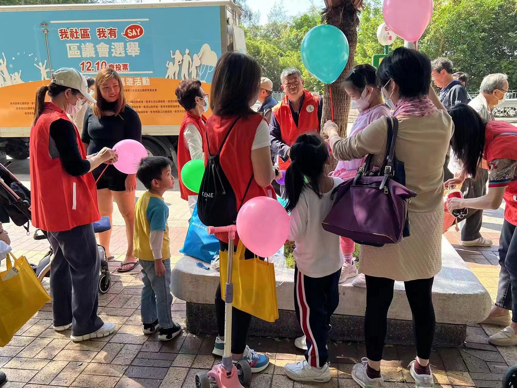 同鄉社團義工全港多區派發區選宣傳氣球 (2)