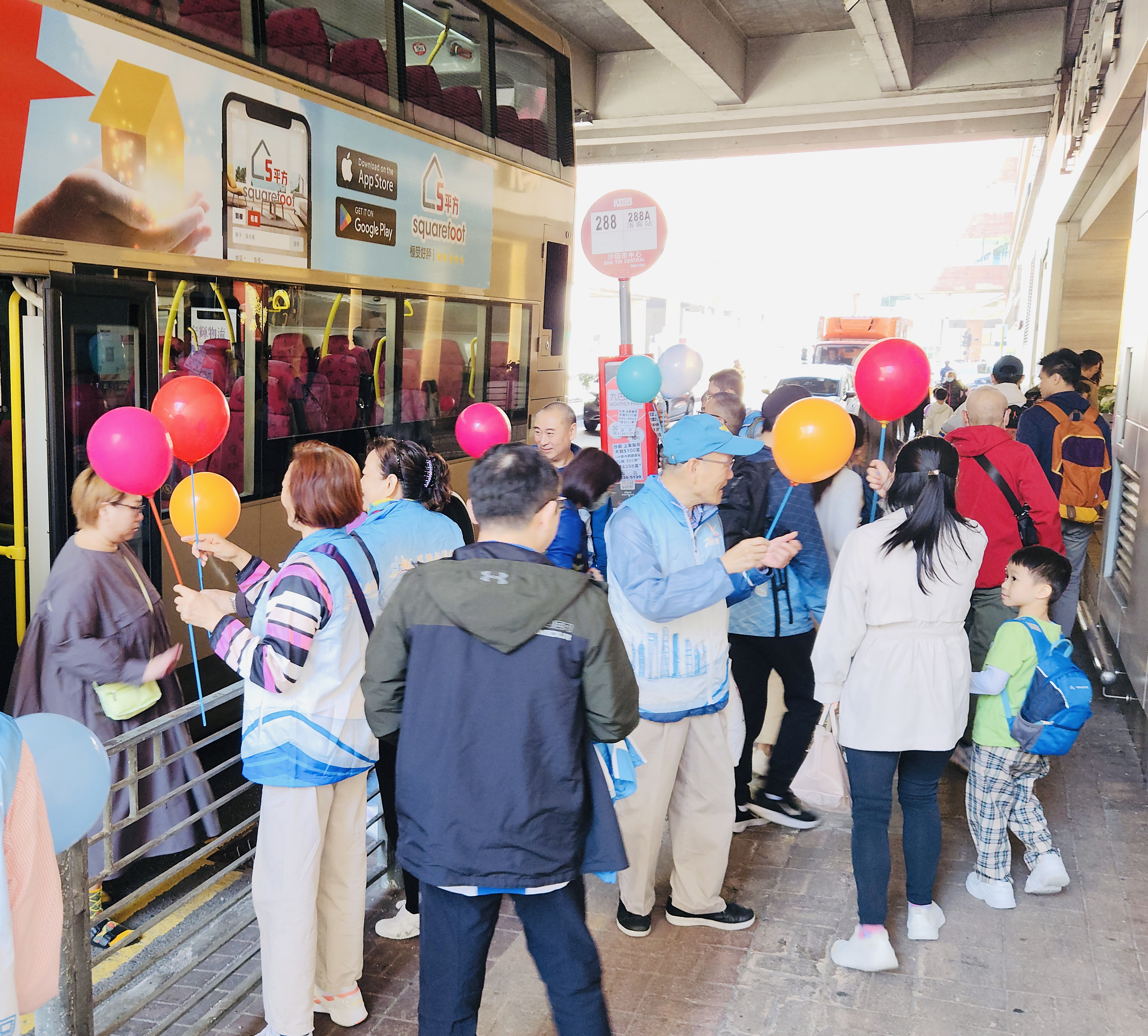 同鄉社團義工全港多區派發區選宣傳氣球 (4)