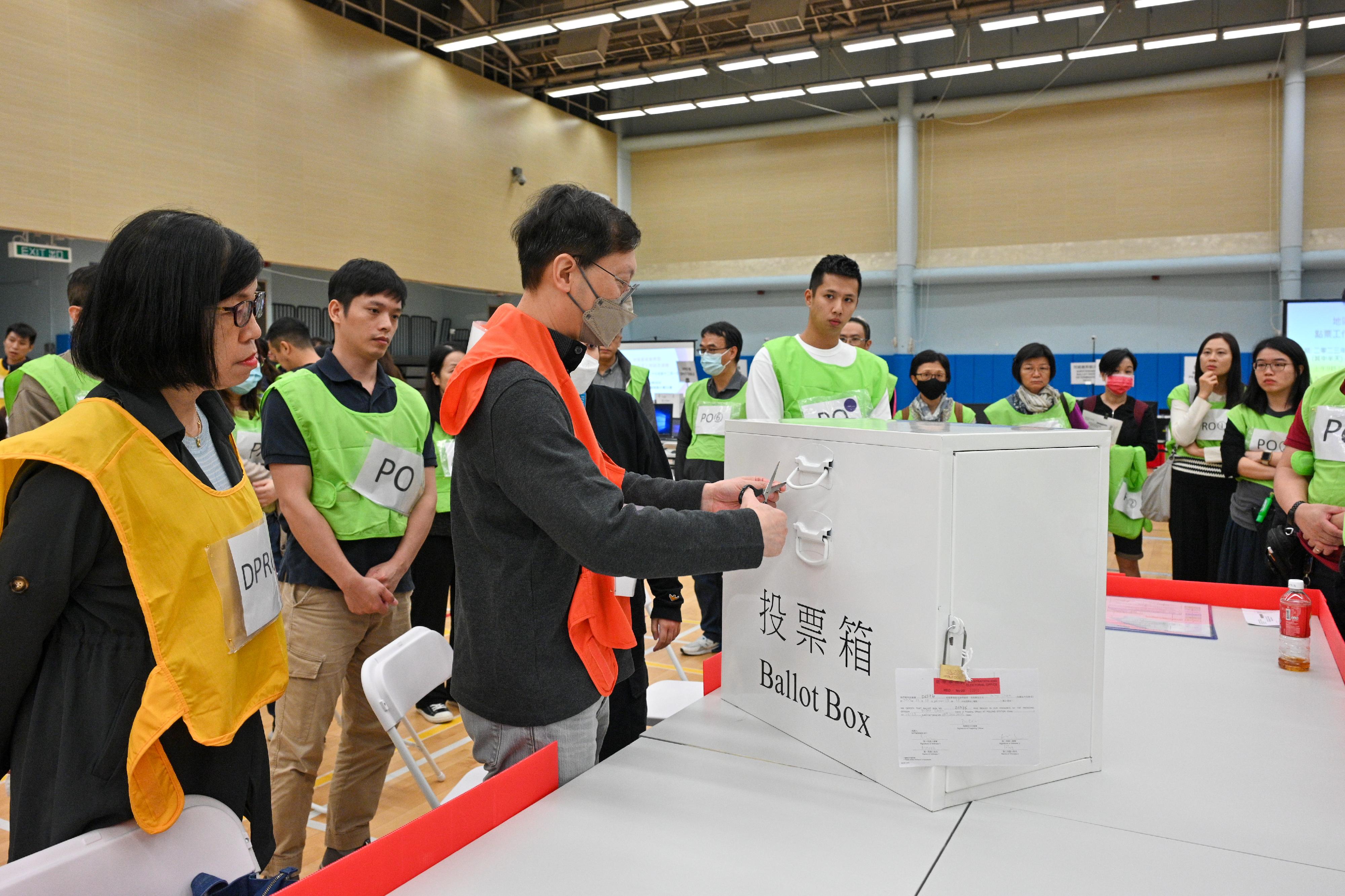 圖示地區委員會界別點票站工作人員模擬開啓投票箱。 P2023113000354_photo_1256911