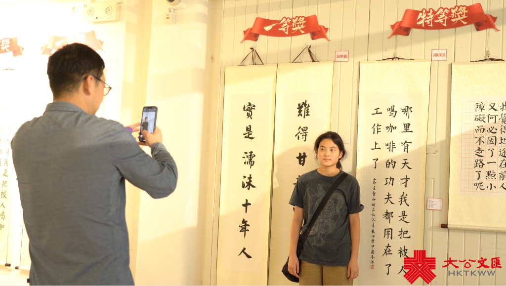 獲獎學生特意來到現場與自己的作品合影留念 65479a0be4b0a70fad551615_v1