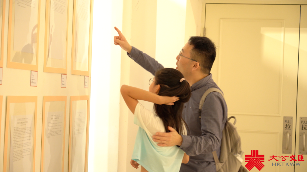 展覽吸引眾多學生、家長、老師及文學愛好者參觀 65479a1ae4b0a70fad551618_v1