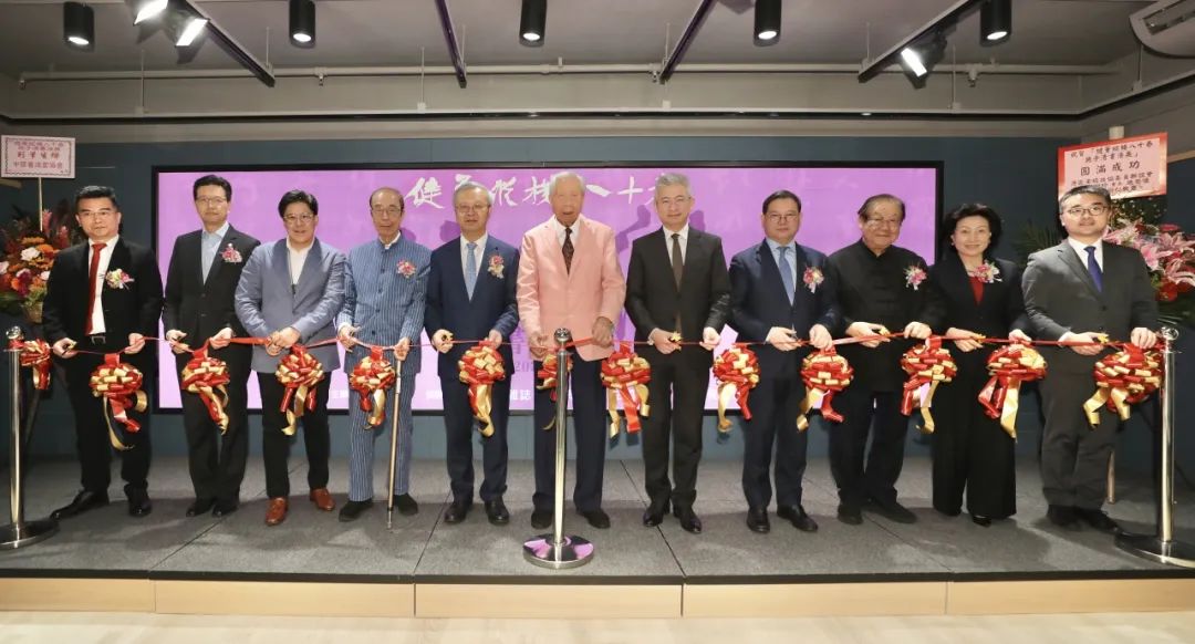 主礼嘉宾为施子清书法展剪彩