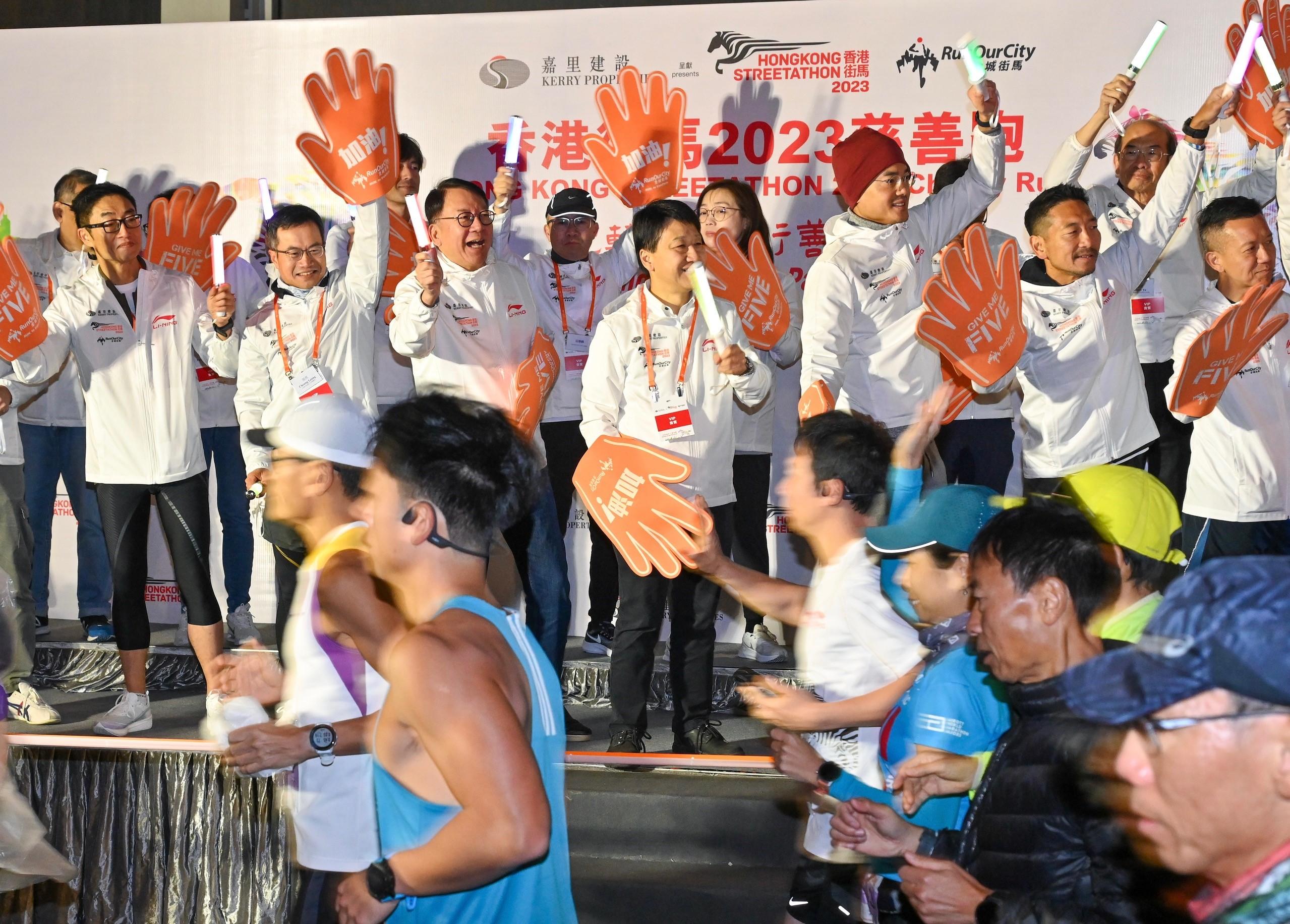 陈国基（前排左三）和其他嘉宾主持开跑仪式。 