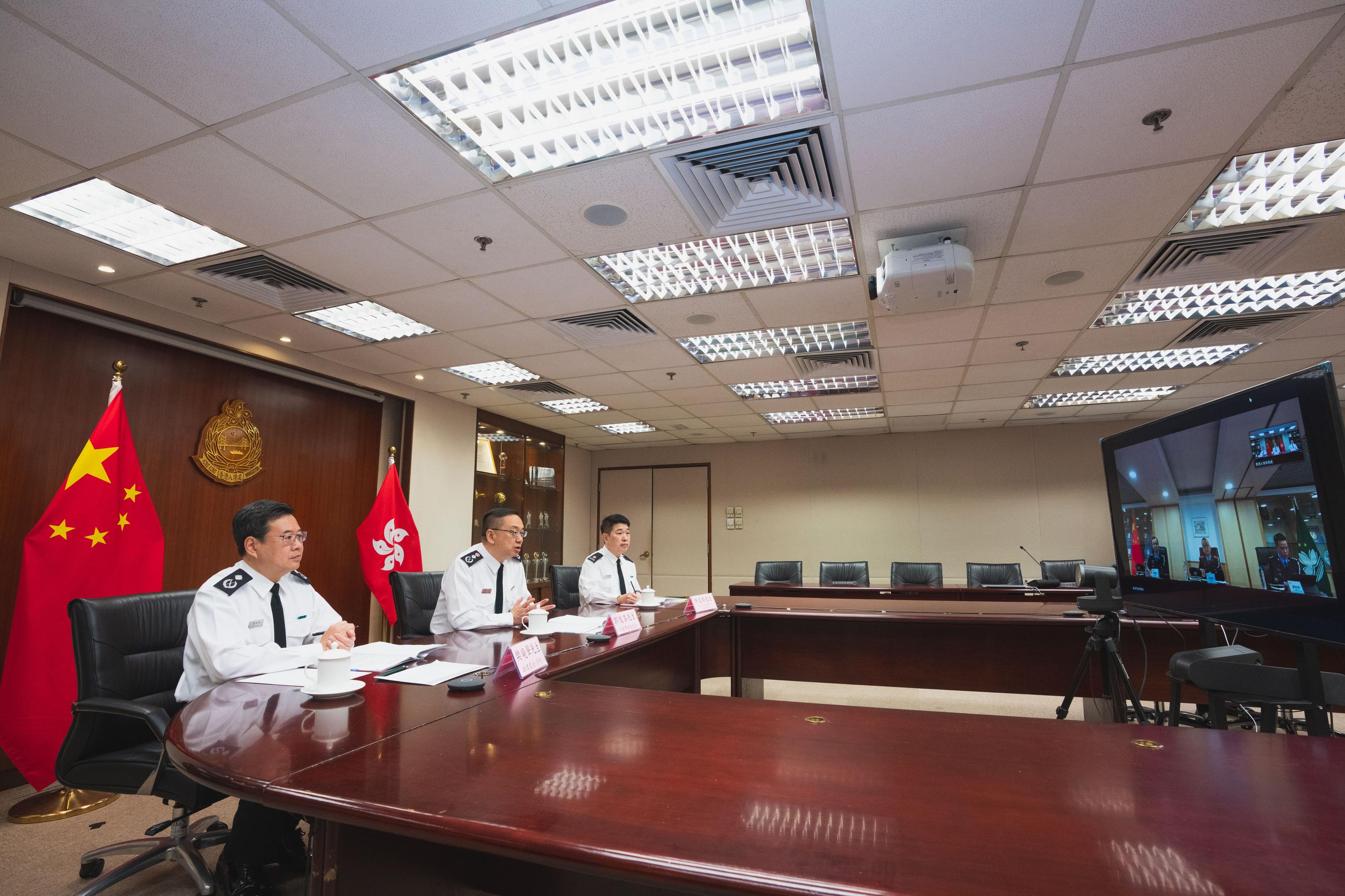入境事務處處長郭俊峯(中)5日與澳門特別行政區治安警察局局長吳錦華就2023年區議會一般選舉投票日的出入境安排舉行視像會議。
P2023120600416_photo_1257231