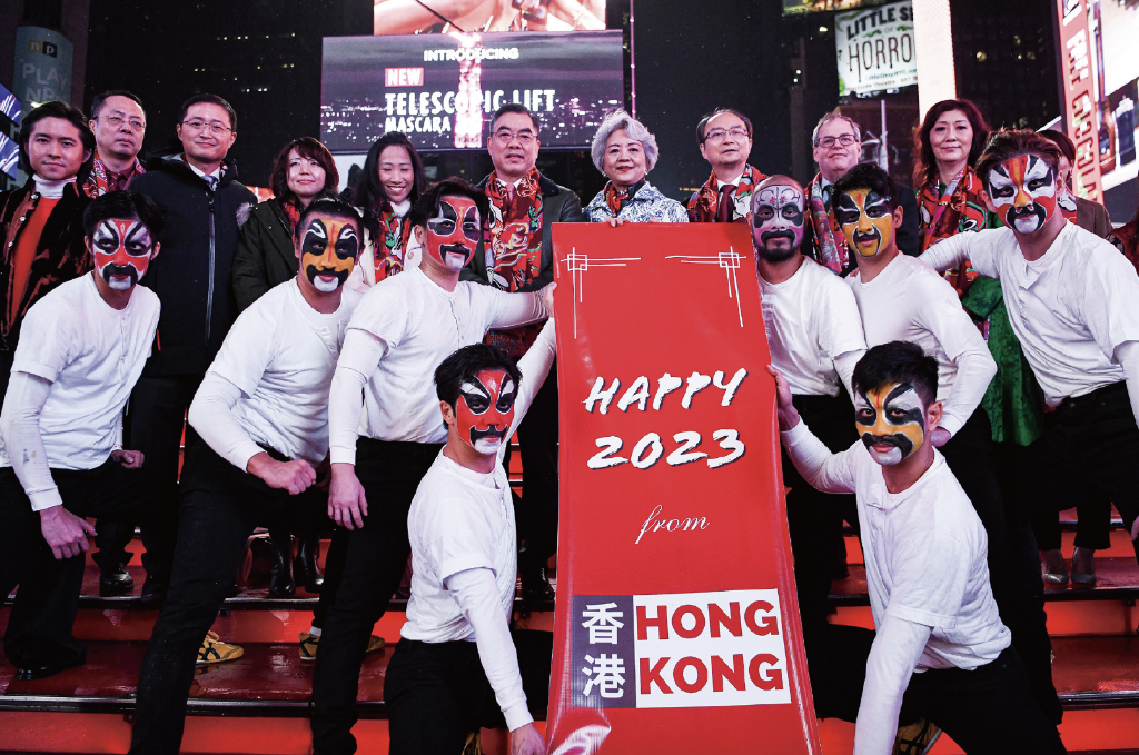 2022年12月31日,在美国纽约时报广场,来自中国香港的艺术家在跨年倒计时活动上表演,并与中国驻纽约总领事黄屏(后排右五)等合影(图:新华社) WX20230228-205638@2x