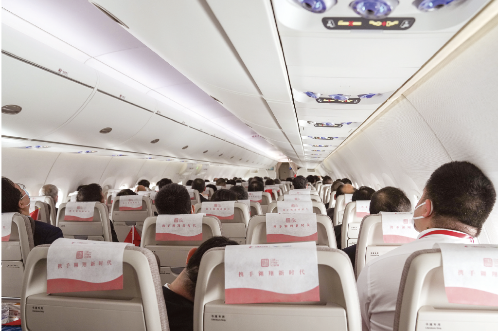 C919大型客机将给旅客带来舒适宽敞的全新乘坐体验。图为机舱内部(图:新华社) WX20230301-164115@2x