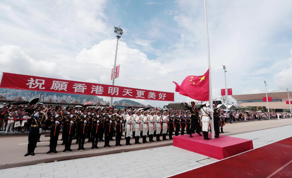 7月1日,解放軍駐港部隊昂船洲軍營舉行升國旗儀式。新華社發(易定 攝) cDcnwfrJCTMlSYy0QA8lxpr75eREtTAsxbq 拷貝