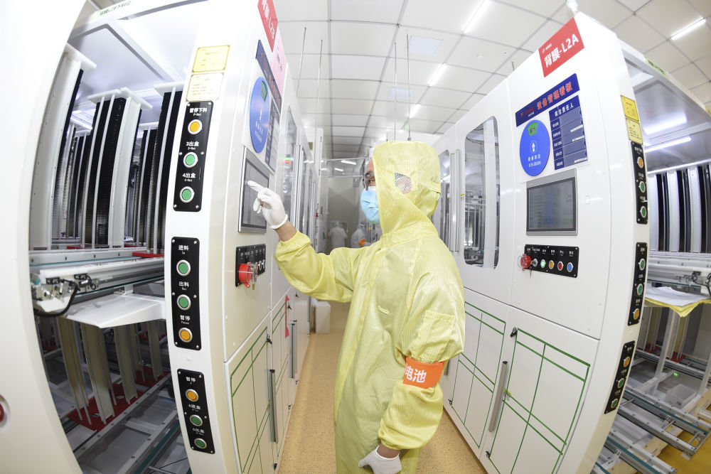 江苏宿迁阿特斯阳光能源科技有限公司车间内,工人在操作生产设备(5月31日摄)。新华社发 1129801052_16919172226451n