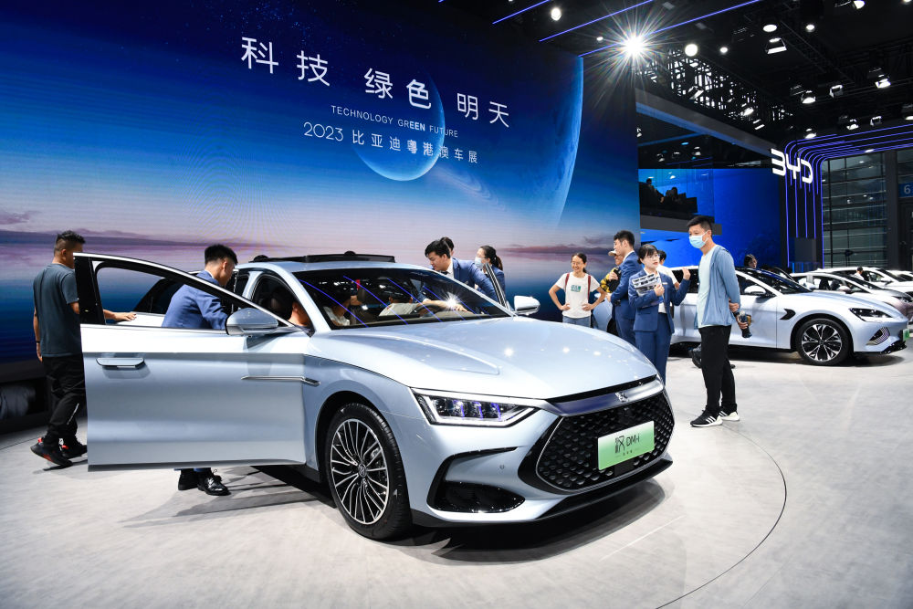观众在粤港澳大湾区车展比亚迪展台了解新能源汽车(6月16日摄)。新华社记者 梁旭 摄 1129801052_16919172640351n