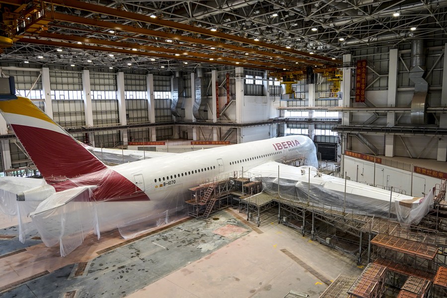 5月11日，噴塗作業員對空客A350-900寬體客機進行打磨除漆。新華社記者 張麗芸 攝