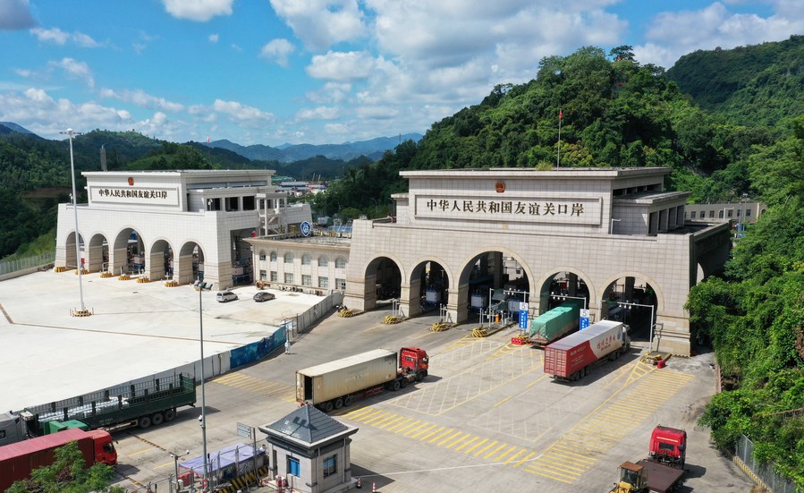這是在廣西憑祥友誼關口岸通關的運輸車輛（無人機照片）。新華社記者 楊馳 攝