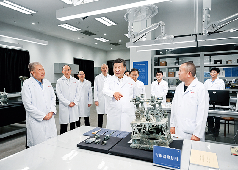 2023年7月25日至27日,中共中央總書記、國家主席、中央軍委主席習近平在四川考察。這是26日下午,習近平在位於德陽市廣漢市的三星堆博物館文物保護與修復館,同現場工作人員親切交流。新華社記者 謝環馳/攝 4689660002917772762