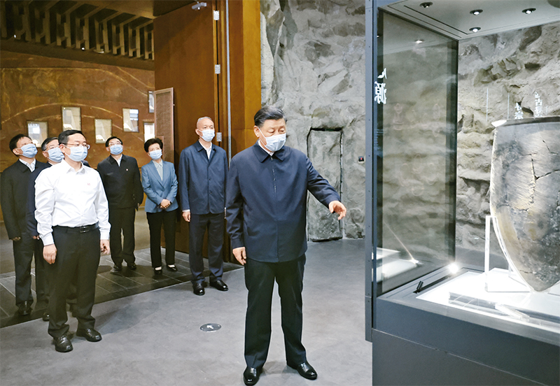 2023年6月2日,中共中央總書記、國家主席、中央軍委主席習近平在北京出席文化傳承發展座談會並發表重要講話。這是座談會前,習近平2日下午在中國歷史研究院考察。新華社記者 鞠鵬/攝 16241347957293352393