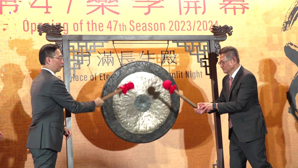 財政司司長陳茂波 (右) 及文化體育及旅遊局局長楊潤雄一齊敲鑼,為中樂團第47樂季揭開序幕 HKCO05