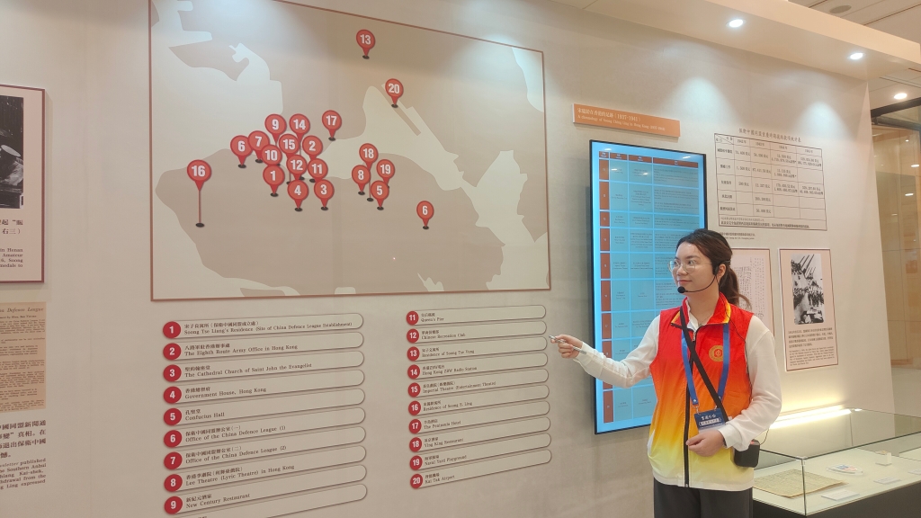 来自文旅部港澳大学生实践计划的澳门大学生为公众导赏,讲解宋庆龄一生的经历 1409781280