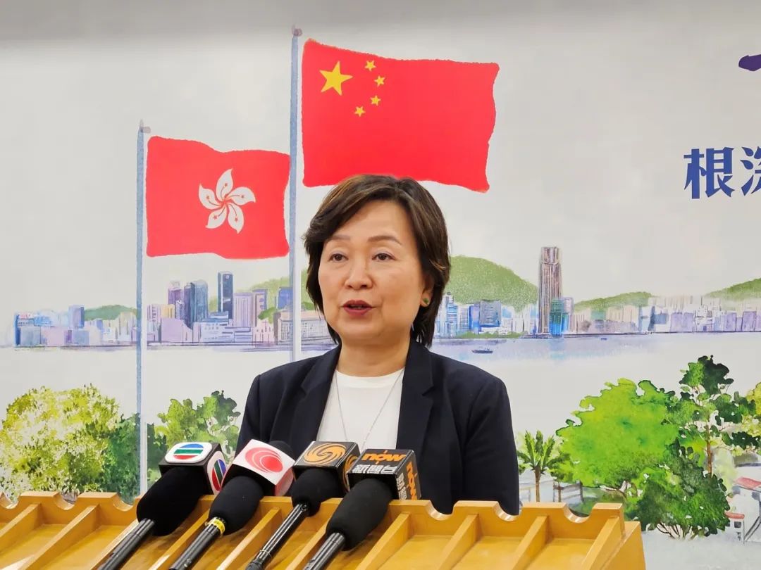 教育局局长蔡若莲9月27日结束香港教育界国庆访京暨专业交流团行程返港前在北京会见传媒。 640 (1)