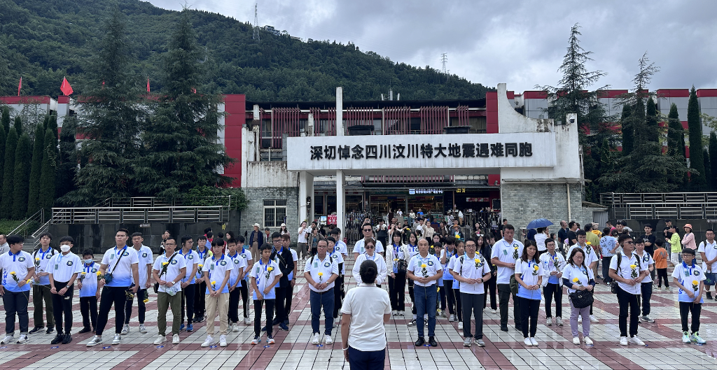 在映秀镇漩口中学遗址献花