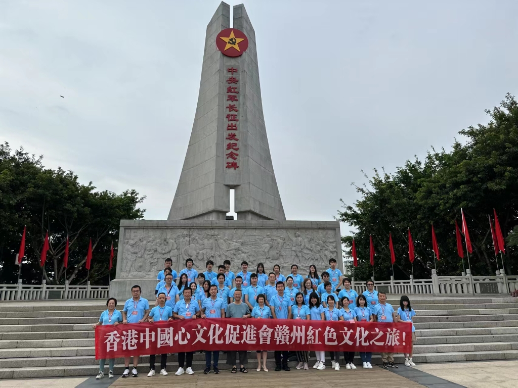 参观团成员在于都长征出发渡口旁高歌《我的中国心》 6