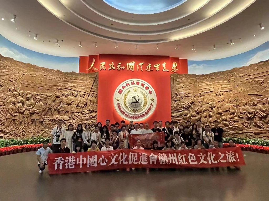 参观团一行在瑞金纪念馆镶嵌“共和国从这里走过来”大字的雕像前合影 4