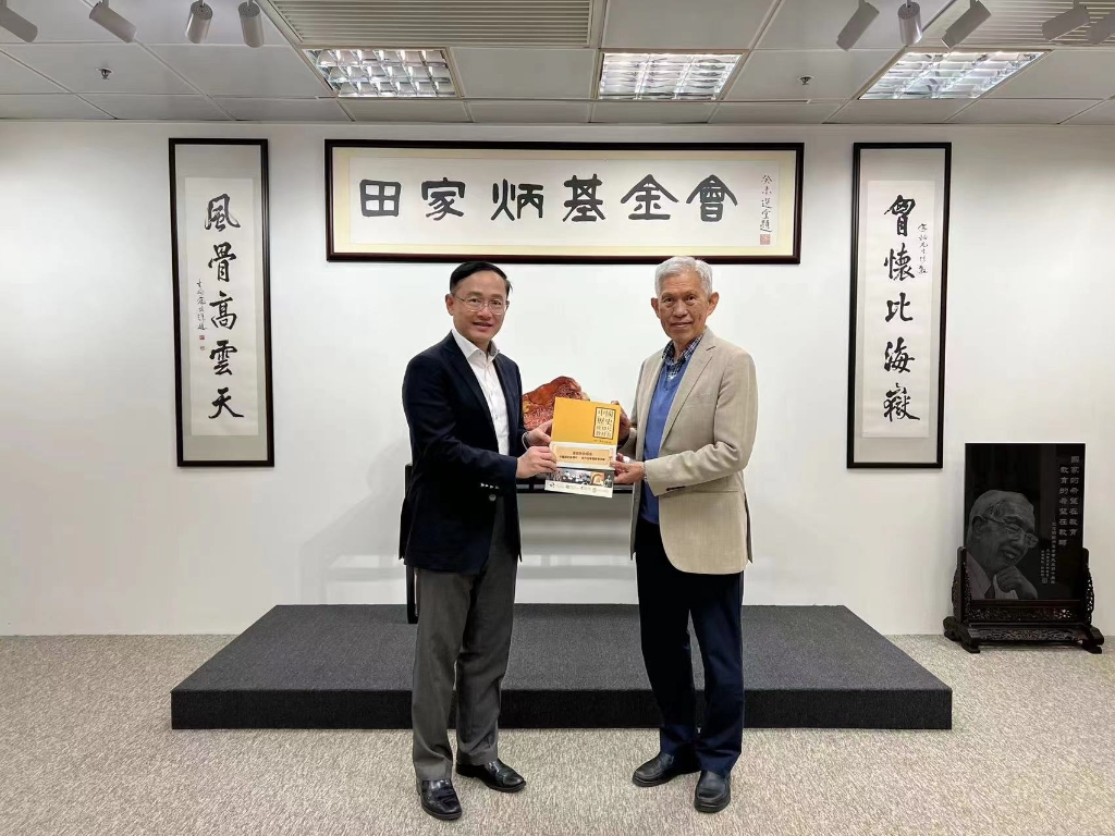 香港教育大学中国语言学系赖志成博士赠送“中国历史座标尺”教学套留作纪念,田家炳基金会田庆先主席代表接受 016c68c21501dcd61f84a37fd8a10b7