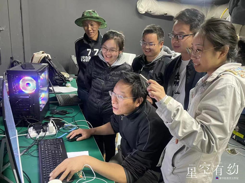 AIMS望远镜科研团队成员正在观看电脑屏幕显示出分裂的光谱。(受访者供图) 20240124b01cf78cc3ae40c4b83a0ee64e1c7294_8f95d3c02ce14d27aee9f40fced77dc0
