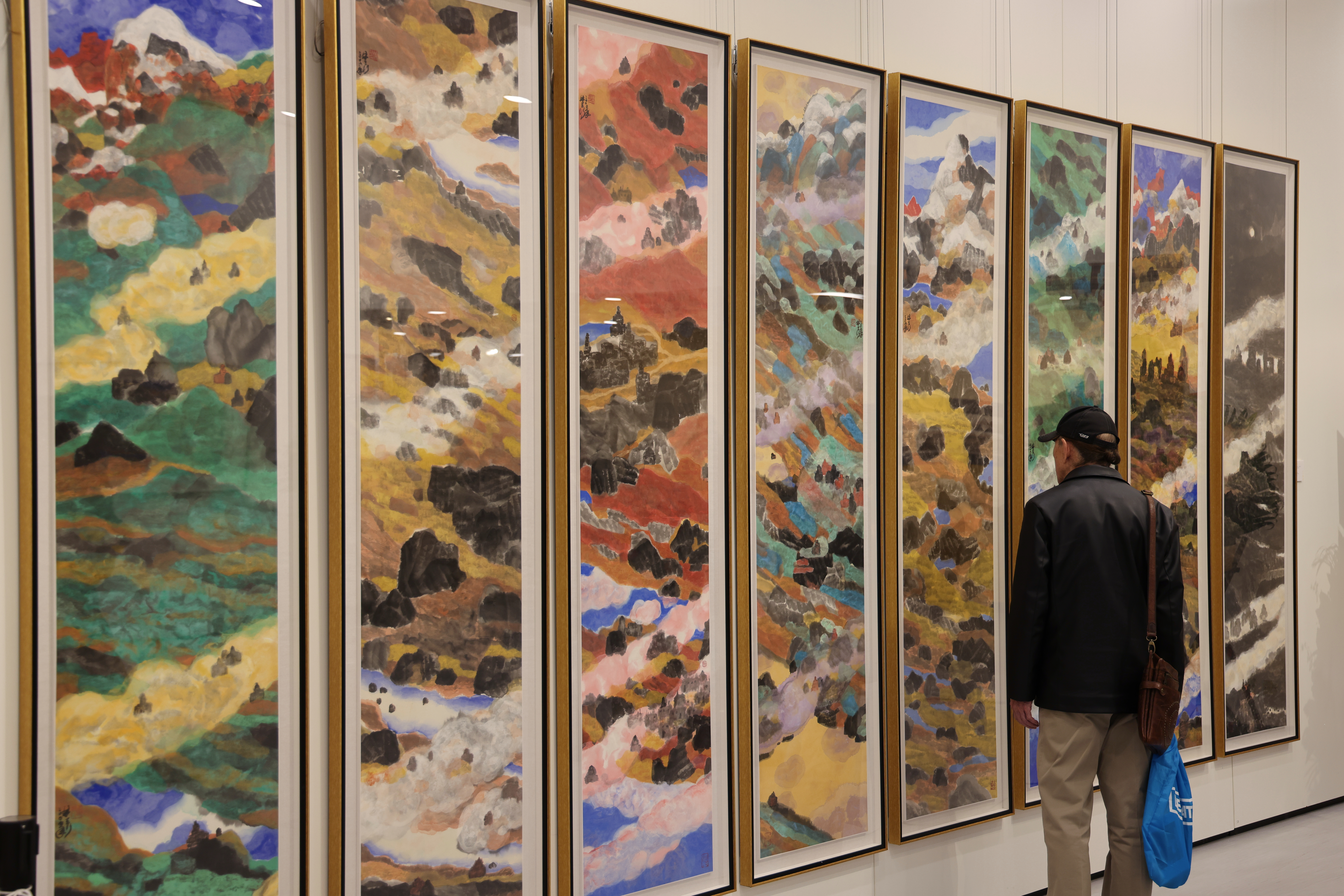 观众在欣赏林天行作品 紫荆杂志记者邹明蓁 摄