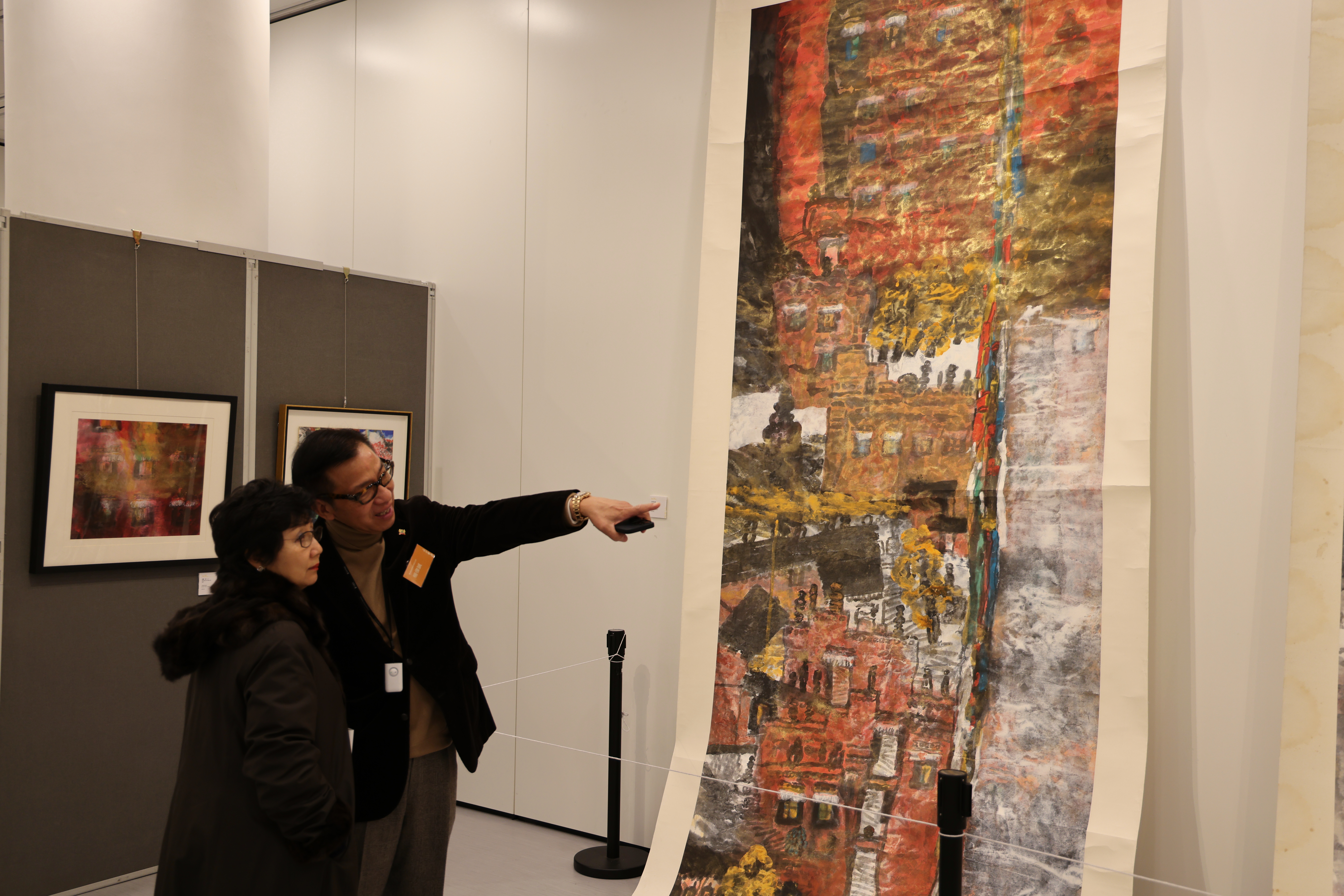 嘉宾欣赏作品 紫荆杂志记者邹明蓁 摄