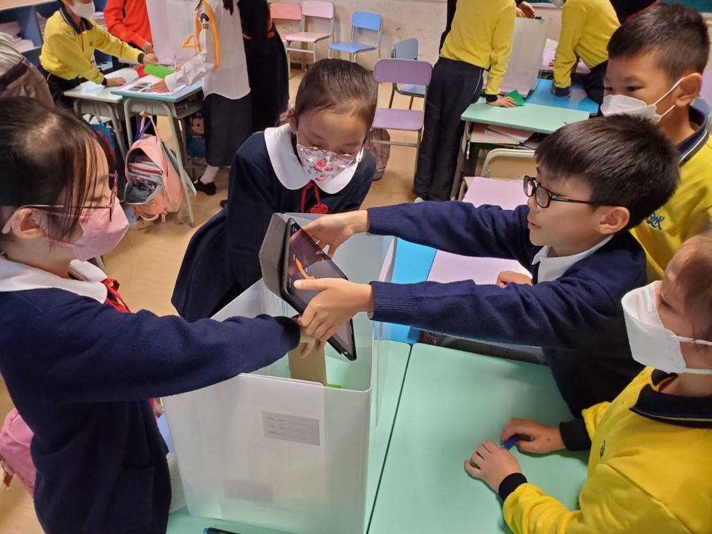 位於大埔區的津貼學校保良局田家炳小學,早於2016年起已將高年級的常識科分拆為“社會與人文”及“科學與科技”兩科。 WhatsApp_Image_2024-01-02_at_5_27_15_PM (1)