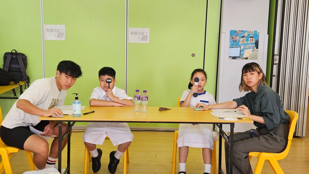 理工大学眼科视光学团队为学生进行视力测试 图2