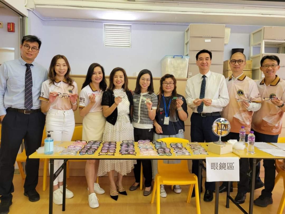 伍梁凤华校董与狮子会义工、理工大学视光师及学校家长义工合照 图3