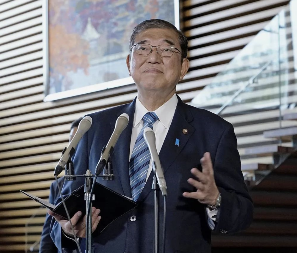 当地时间11月11日,日本首相石破茂在办公室会见记者,准备参加特别国会会议。图源:视觉中国 截屏2024-11-11 下午3.39.39