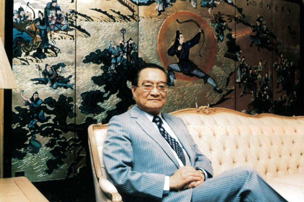 北角英皇道561号明报大厦里的社长办公室,1989年时的查良镛 截屏2024-03-28 上午11.03.06