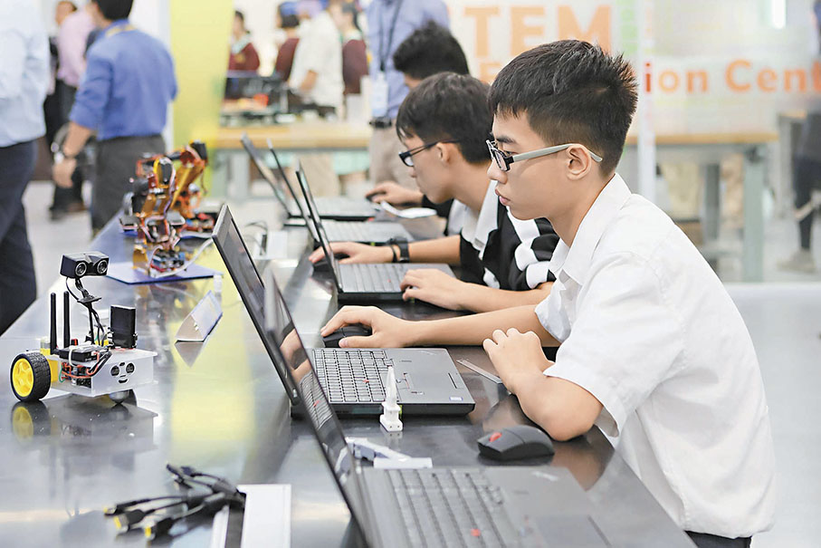 香港学生PISA表现卓越。图为学生正在通过电脑调试编程控制机械人 b07c