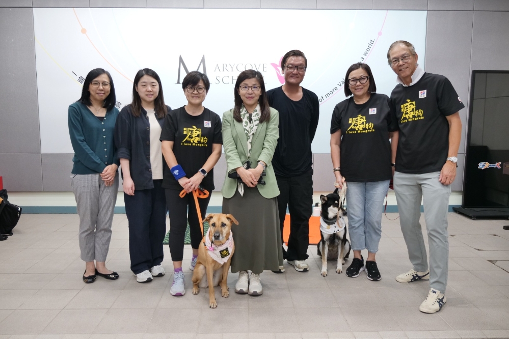 (左起)心理治疗师Cherry、老师、唐狗会义工CC妈、玛利湾学校林泳施校长、香港大学黄蔚澄教授、唐狗会主席Virginia及其家属义工
生涯_图3