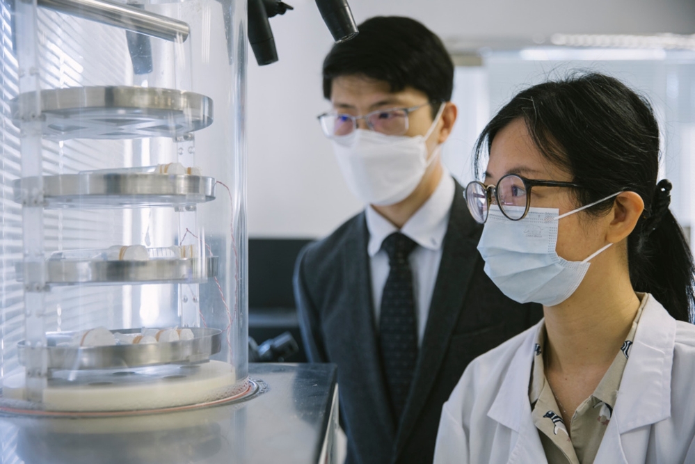 生物科技研究校隊導師陳嘉儀博士(右)曾任職大學和生物研究機構,她有感於科研後備人才不足,大學生多側重實用科目而非科研,因此加入唐初希望從中學生開始培養潛在科研新力量 圖3