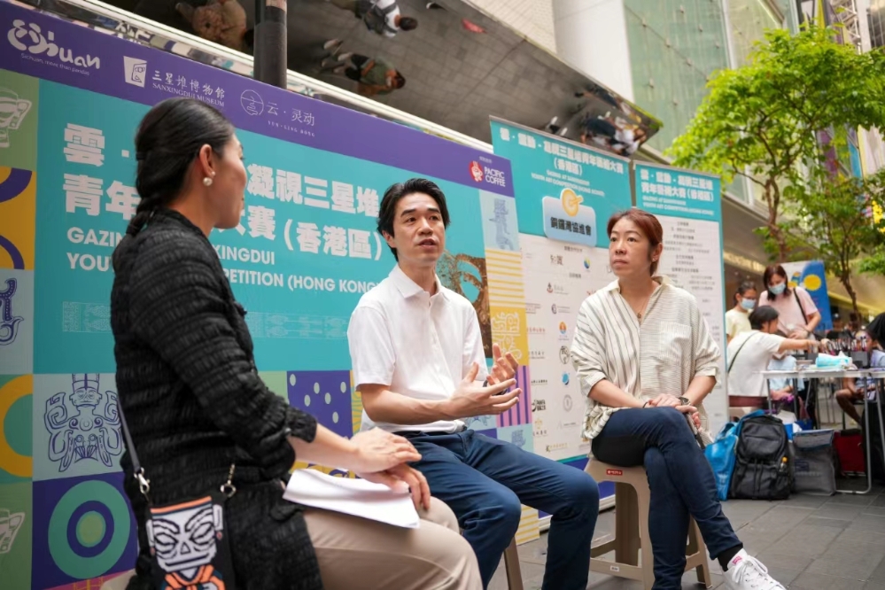 大会常务副主席谭人俊与大会特约设计师左百勤就三星堆的历史文化以及设计与科技的结合进行讨论 44a38cb15bf1e89fe46f047e960a999