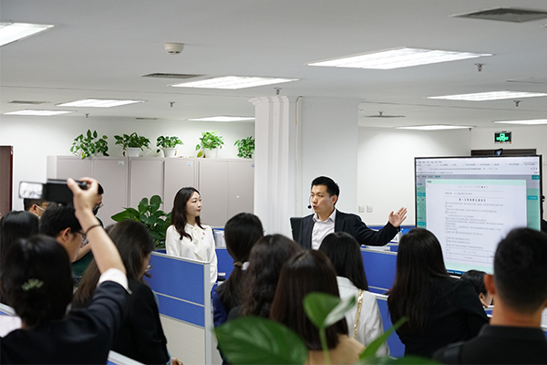 参观审查员办公室