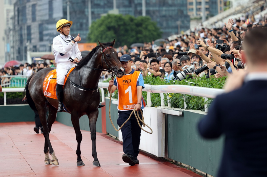 三届香港马王“金鎗六十”在骑师何泽尧策骑下,接受一众马迷致敬 截屏2024-04-28 下午8.52.56