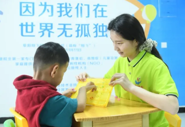 老师与孩子进行一对一语言认知课康复训练 640 (3)