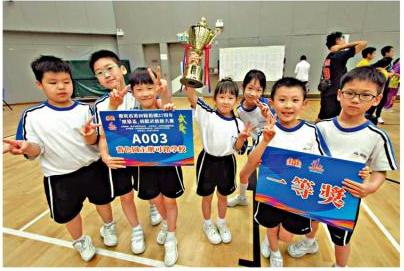 来自可铭学校的小一生许曼玲(中),获得小学组一等奖 2024051304023451844