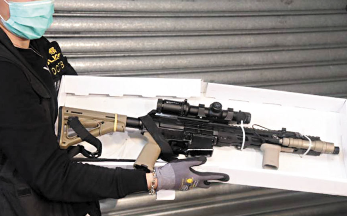 警方当日在行动中检获AR-15步枪。(资料图片) 截屏2024-05-15 上午11.53.43