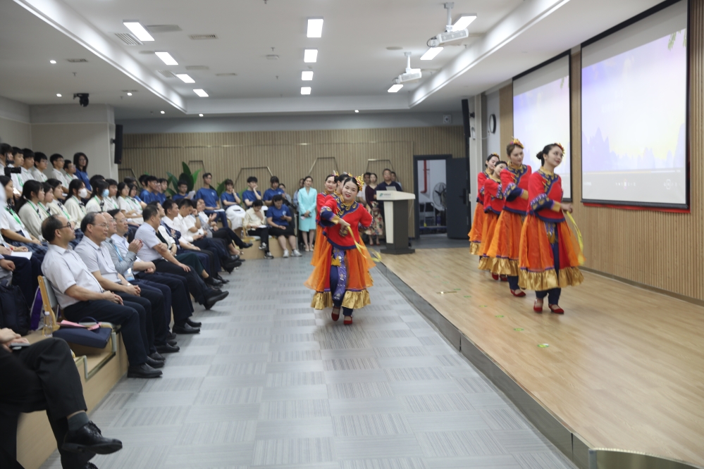 1732广西中医药大学附属国际壮医医院表演节目《绣球舞》